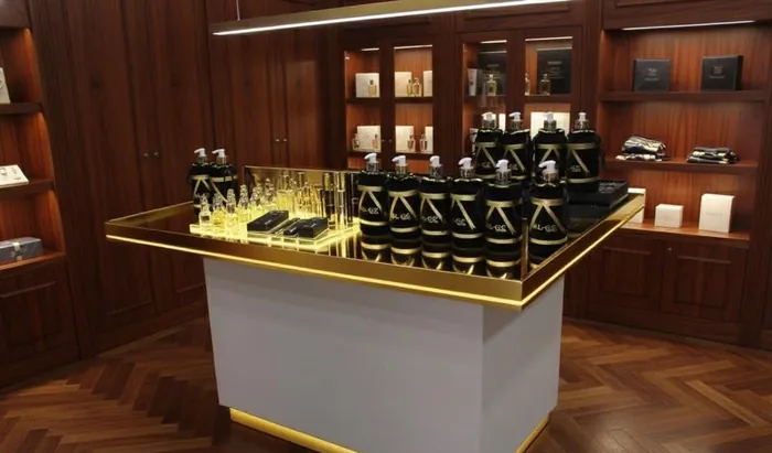 Kit AL-GE em balcão de madeira com acabamento dourado