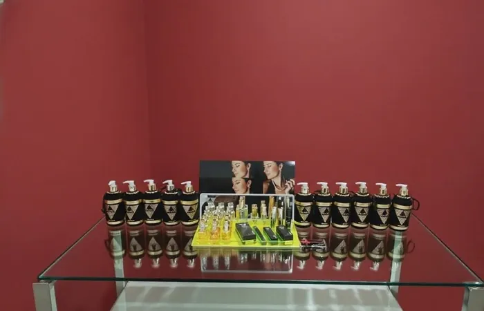 Kit AL-GE em vitrine de vidro diante de parede vermelha